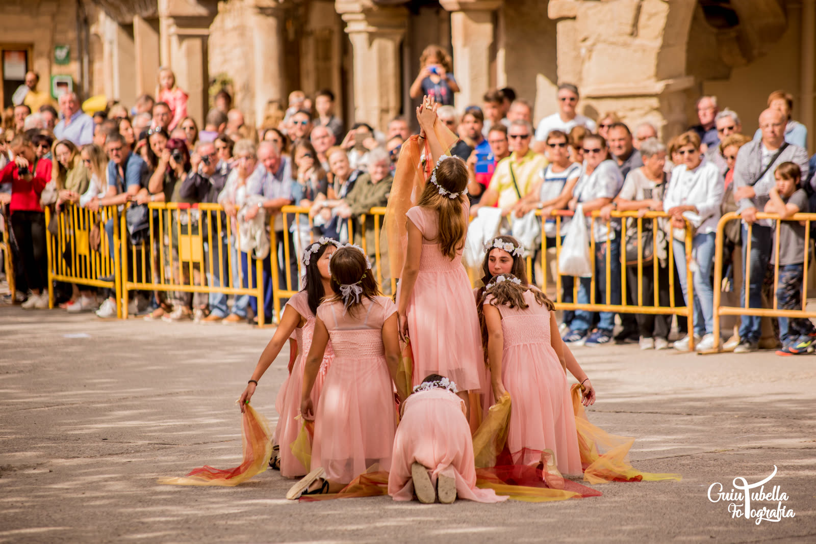 Les dansaires a la plaça porxada