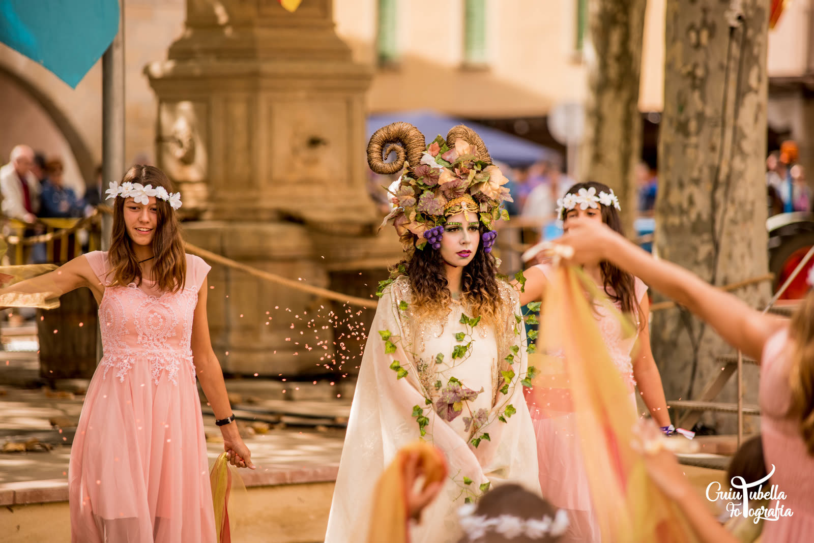 El Bacus avançant entre confeti
