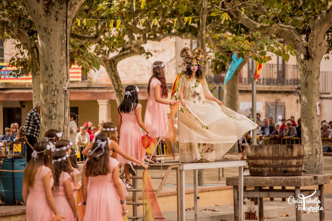 Les dansaires amb la figura daurada al centre
