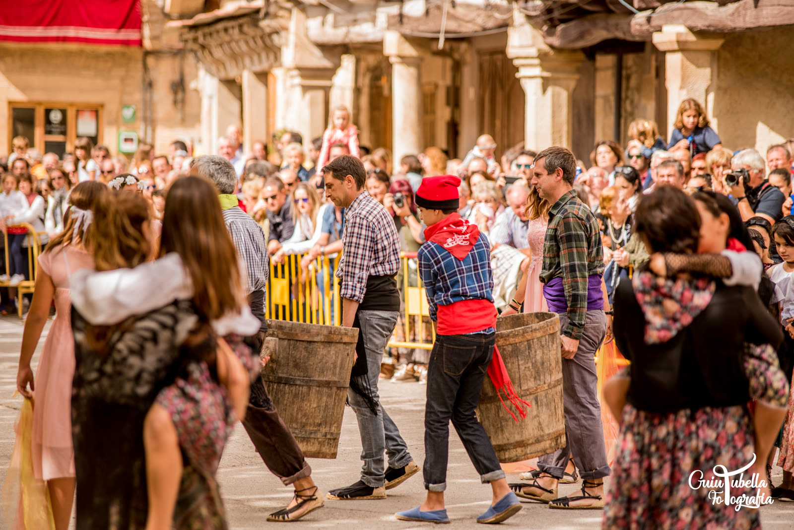 Portadores de fusta travessant la plaça