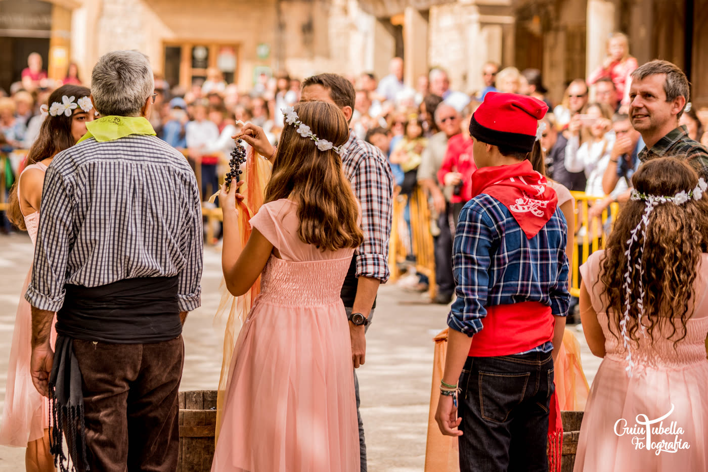Vermadors amb barretina i faixa entre el públic