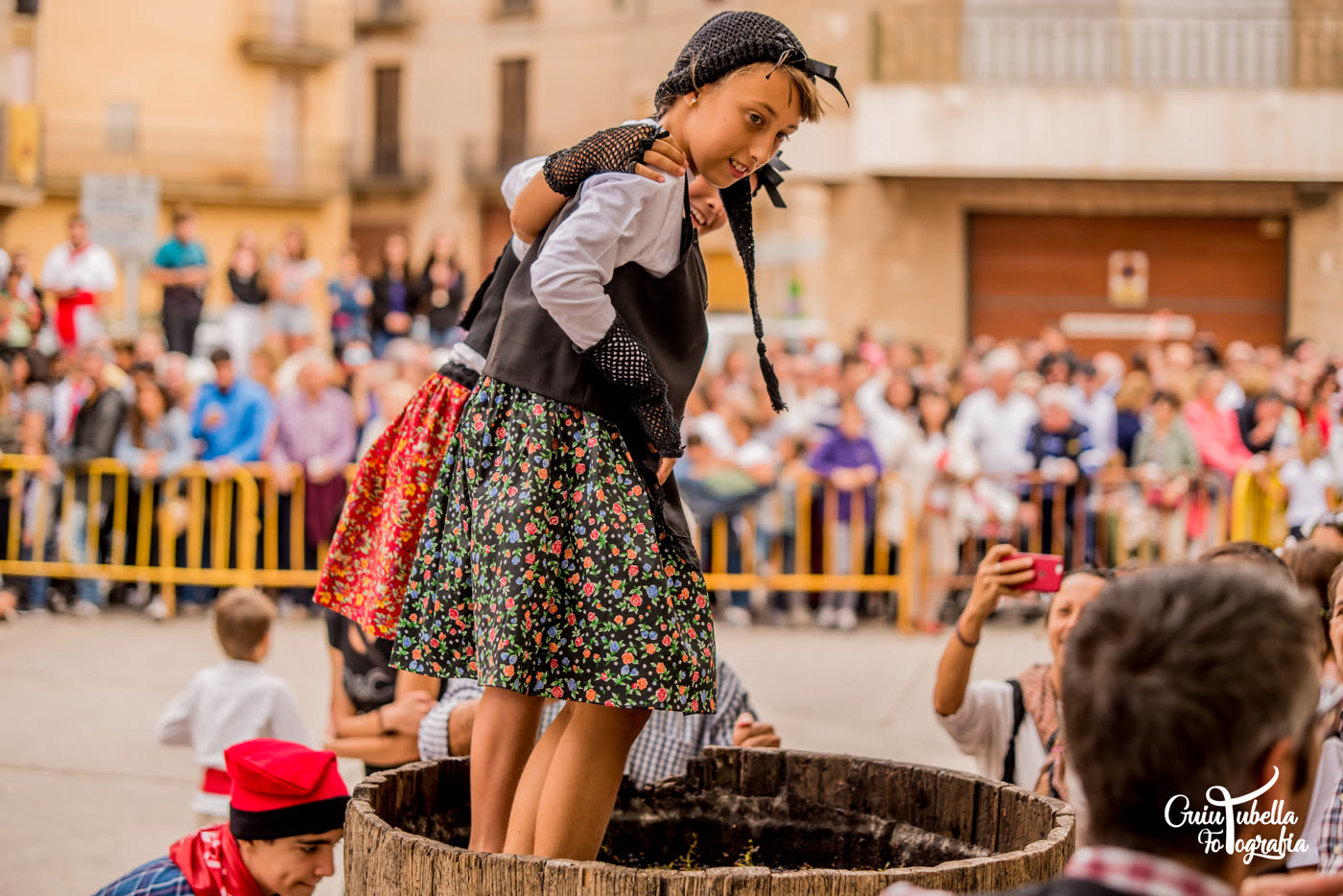 Els nois del concurs de piar amb el càntir