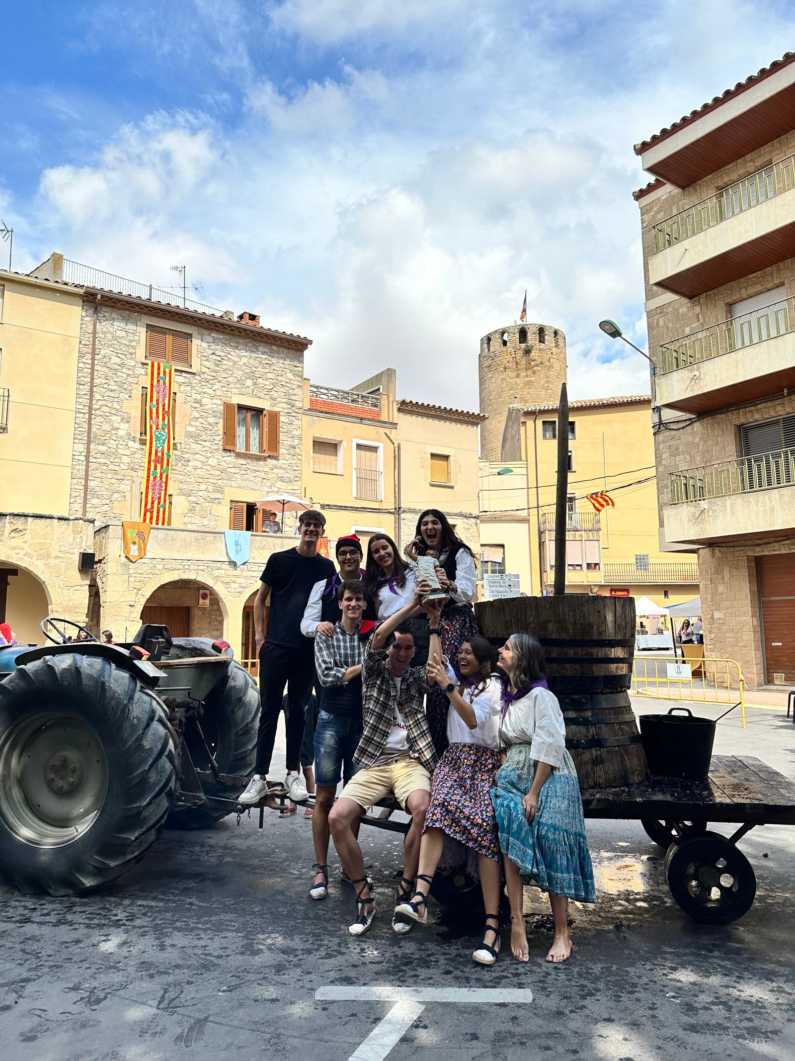 La colla jove amb el tractor i la premsa de vi