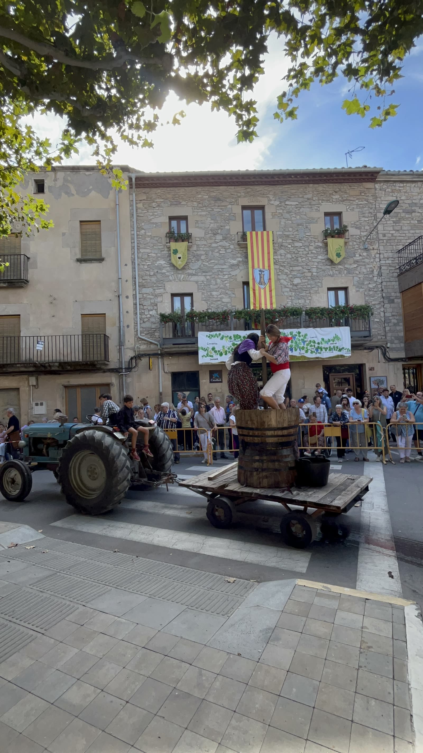 La piada sobre el carro, arribant a la plaça amb el tractor
