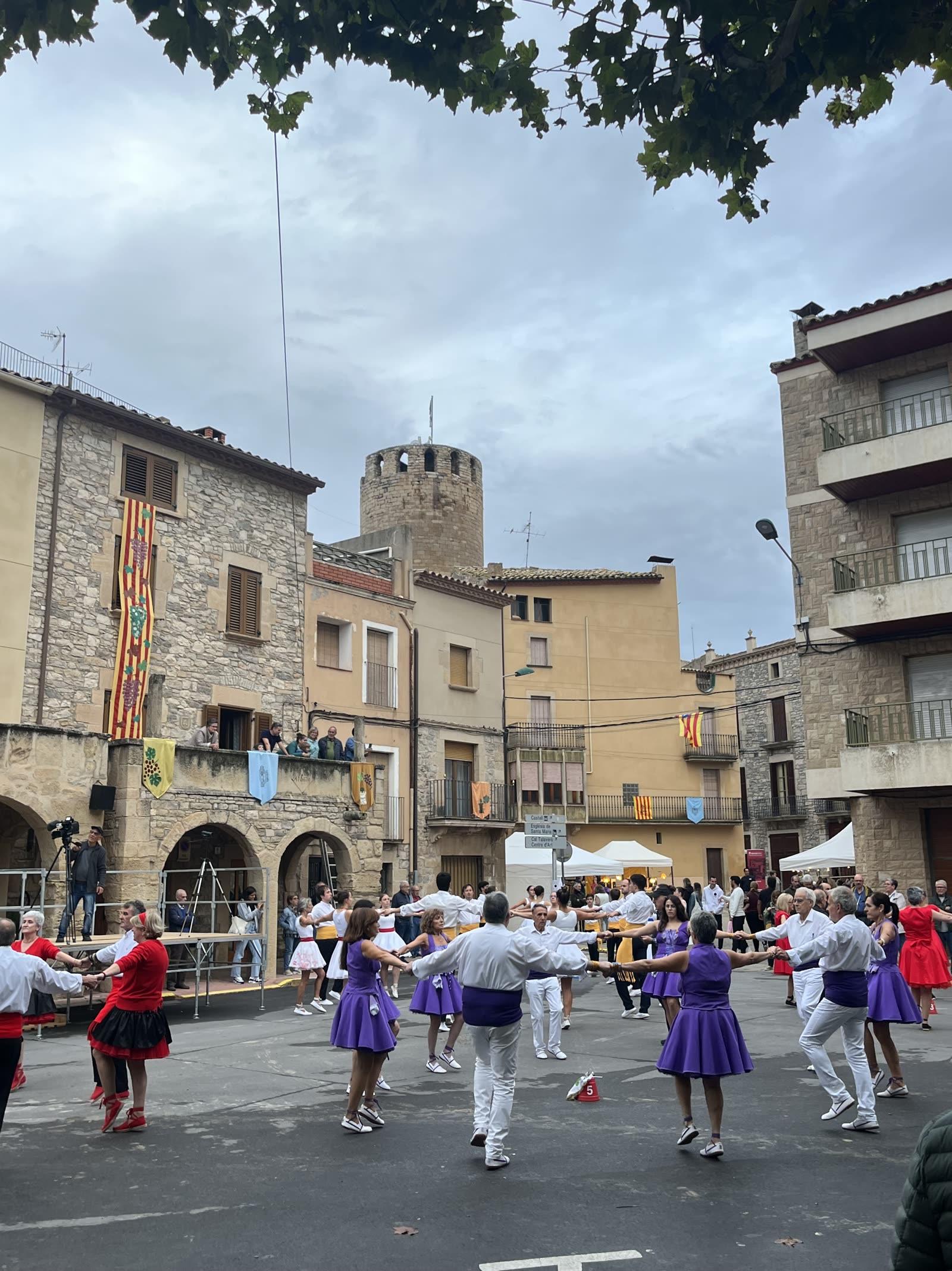 Balls a la plaça, amb la torre del castell al fons